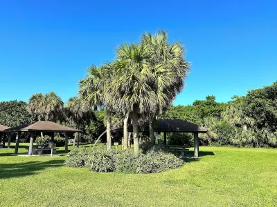 SOUTH BEACH & PARK at your Doorstep • DOLPHIN COTTAGE • Comfy Fun Vero Beach Hotel in zona Riverside Park Dr