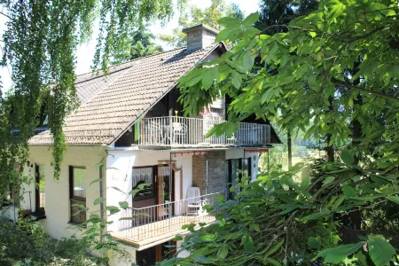 Spacious, cozy vacation apartment with balcony in the Volcanic Eifel