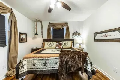 Lone Star Suite: Rustic Luxe, 2 King Beds, Fireplace, Full Kitchen, courtyard 德克薩斯理工大學附近的飯店