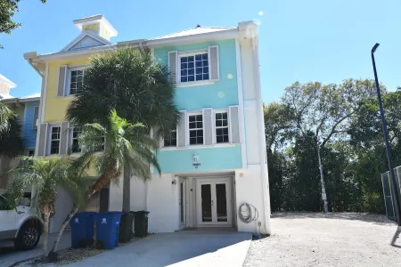 Brand New Listing!  Beautiful - Upscale newly remodeled Modern Tropical Oasis! Отели рядом с достопримечательностью «Dolphins Plus - Key Largo»