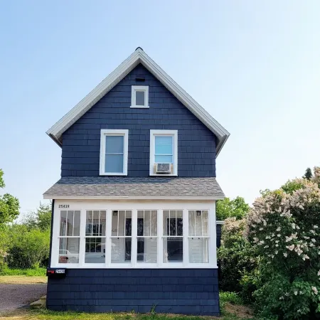 New! Tasteful, fresh 3BR on quiet street in Calumet