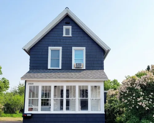 New! Tasteful, fresh 3BR on quiet street in Calumet Hotels in Calumet