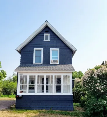 New! Tasteful, fresh 3BR on quiet street in Calumet Hotel dekat Laurium Manor Mansion Tour