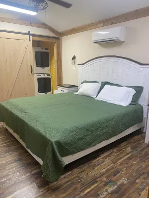 One bedroom with lake view. South Toledo Bend State Park附近的飯店