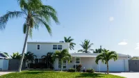 Heated Pool+Spa+BeachWalk+Bikes+MiniGolf+Beach Essentials &Toys+Outdoor Kitchen Hotels near Cocoa Beach pier