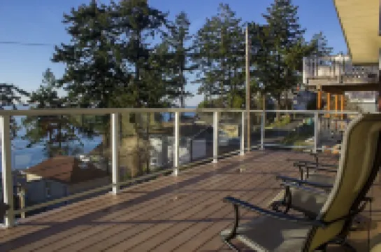 Cozy Camano Island Retreat & Gallery w/beach access.