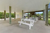 Peaceful Waterfront Summer Escape! Sunshine, King Suite, Private Dock