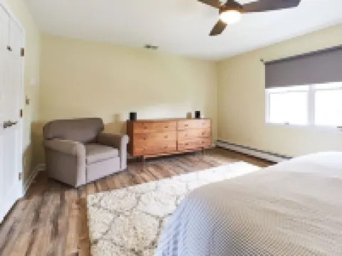 Private Retreat w/Pool, Hot Tub & Fire Pit, Perfect for Groups! Hotels in Warwick