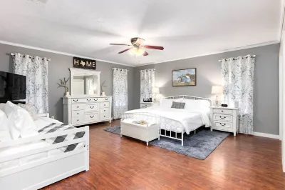 Modern Farmhouse - Hill Country Getaway - Texas Wine Country