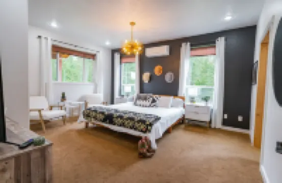 ♥ Riverfront Fishing Lodge w/ Hot Tub 5 Mins to Town♥