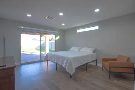 Minutes to Cardinal stadium . West Gate also minutes away for eating and fun.