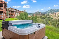 Hot tub, 2 primaries, 180° view of Deer Valley, 1GB wifi, pets welcome