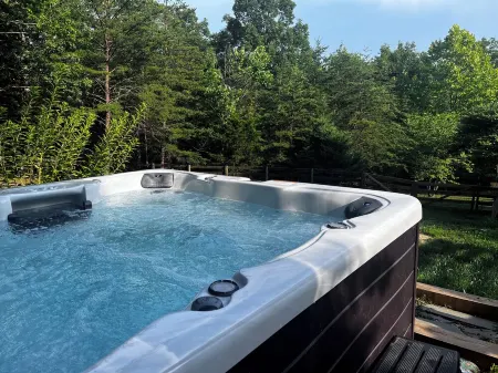 Gorgeous getaway: 10 private acres w/ Hot Tub in GW forest near Shenandoah River