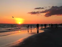 Newly Renovated Sea Breeze Cottage with Private Dock, Easy Access to Bimini Bay Hotels in Anna Maria