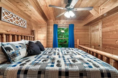 Hot Tub and Foosball Bliss at Smoky Mountain's Dreamcatcher Cabin! Hotel dekat Parrot Mountain Sign