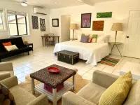 The Mystic Casita: an Artistic Escape Subway Cave附近的飯店