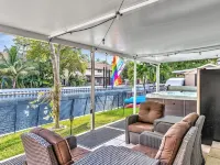 Heated salt water pool, patio, yard, laundry, kayaks, BBQ,hot tub,prime location