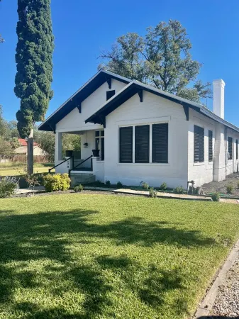 Gem on Spring-Upscale home walk to Main sleeps 11