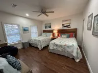 Beach, restaurants, shopping, blocks away