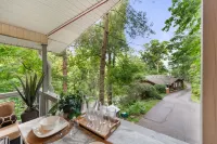 Pet Friendly Chalet, Tucked in the Trees and only three minutes from downtown!