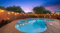 Modern Family Haven, Pool, Game Room,Sky Lit Atrium,5 bedrooms,King beds,3 baths