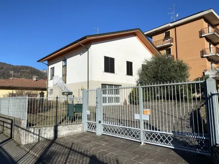 House for 4 people, private parking for 2 cars, 5' by car from Como