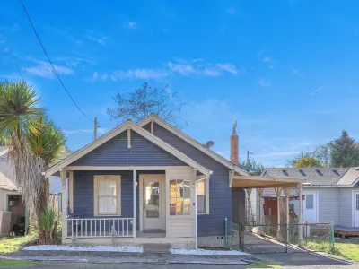 Beachwood Bungalow in Downtown Rockaway Beach