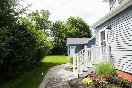 Blue Bay Dream w/ Seasonal Outdoor Jacuzzi, Cabana + Office Отели рядом с достопримечательностью «Peconic Cruise Line»