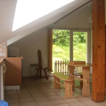 Independent apartment in house facing south over the lake