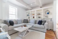 Spacious 5 BR, 4 BA home, a block fr Harbor, near World Class dining, shopping