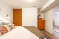 Bright and Cheery, Private Basement Apartment!
