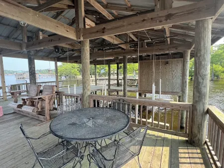 Slice of Heaven 3/2 camp on lakefront w/ boathouse Отели в г. Сабин Пэриш