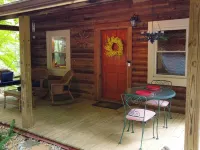Beautiful Log Cabin with AC and WiFi in Gorgeous Burnsville. Hotels in Yancey County