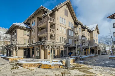 ★★Center Village Condo that Doesn't Feel Like a Rental!★★