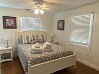 Vilano Beach Cottage,  1/2 block to Surfside Beach.  Historic Capo Cottage