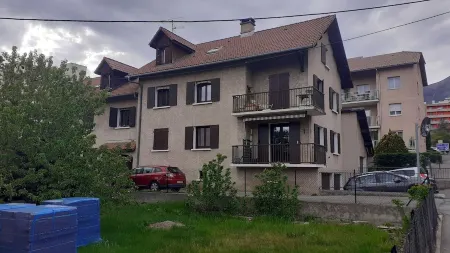 Appartement RDC De63 m² , 4 Pers à 2 pas des Commerces et Parcs de Loisir Отели в г. Гап