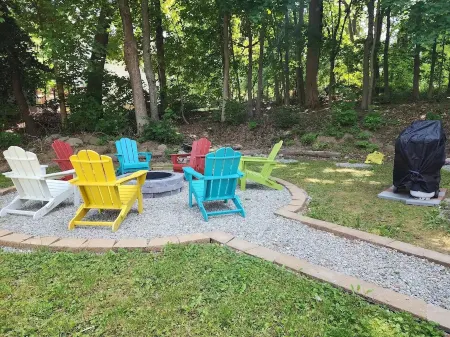 Cozy 3 bd Cottage w/ access to private lake Отели в г. Толенд Каунти