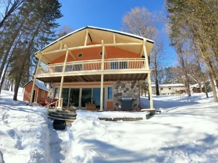 The Ice House - An UPscale U.P. lake home Отели в г. Айрон