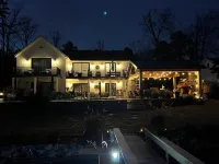Relaxing lake front cottage! Pool, outdoor kitchen, Dog Friendly!
