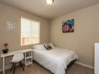 Clovis House, Sleeps 10, Hammock, Covered Patio, Game Table クローヴィスのホテル