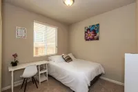 Clovis House, Sleeps 10, Hammock, Covered Patio, Game Table Hotels in Clovis