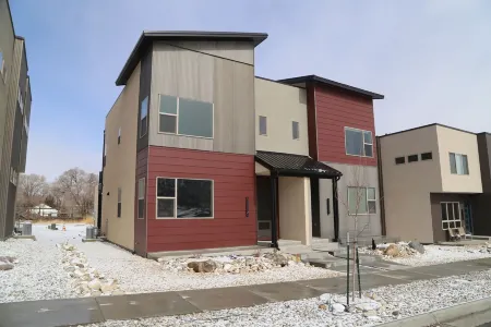 New Modern Townhome 3bd, 3ba, 20min to Monarch Ski, Garage, Traeger