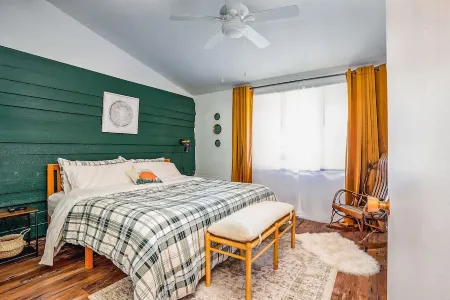 Family friendly Camp themed condo on Lake Como, minutes to downtown Lake Geneva
