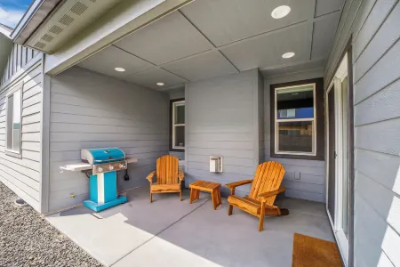 New 2 level Twin Falls Home, 2 masters!