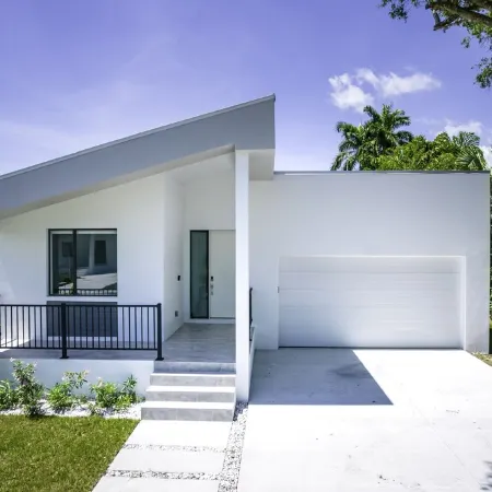 THE OASIS, Brand New Home, Screened in Heated Pool, Close to 5th Ave and Beach