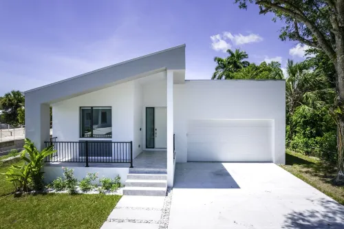 THE OASIS, Brand New Home, Screened in Heated Pool, Close to 5th Ave and Beach