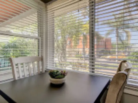 HOLIDAY SALE! Nice Downtown Dunedin Bungalow! โรงแรมในดูนดิน