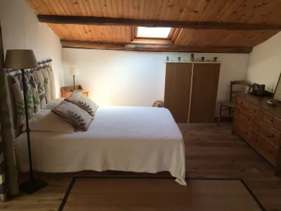 Charming traditional home in the quiet groves. 10 minutes from beaches Отели рядом с достопримечательностью «Пляж де Тралистю»
