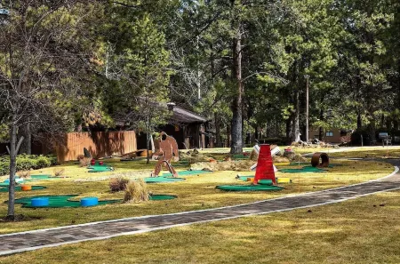 Best Location and layout at 7th Mountain 1024 SF 2 Bed/2 Bath - Pet Friendly Отели рядом с достопримечательностью «Хай Десерт Музеум»