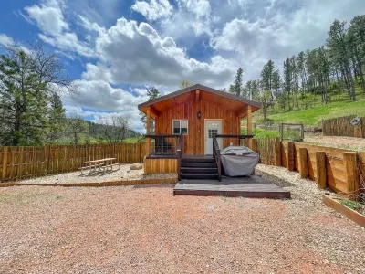 Bunk House At Gold Creek: Rustic Lux Cabin Near Mt. Rushmore & Custer State Park Hotels near Iron Creek